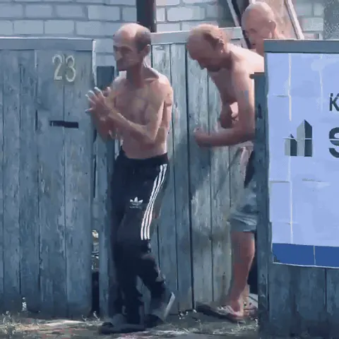 Skupina mužov vybiehajúca z brány ako metafora subagentov vypustených do kódovej bázy